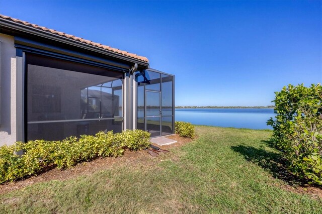 view of yard featuring a water view