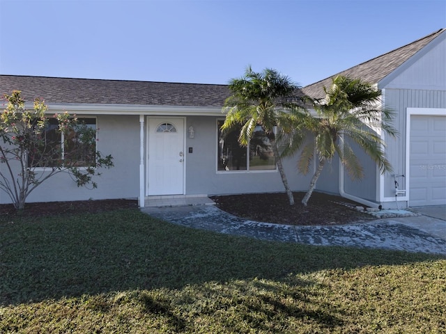 view of front facade featuring a front yard and a garage