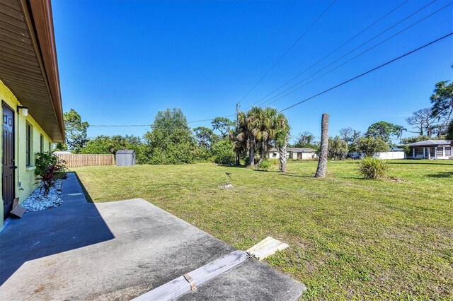 view of yard featuring a patio