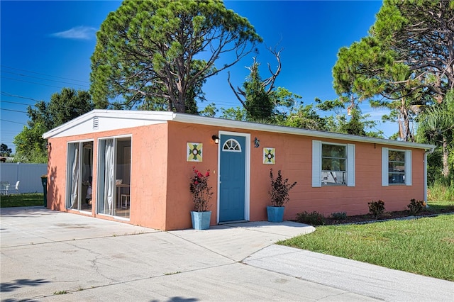 view of front of home featuring a front lawn