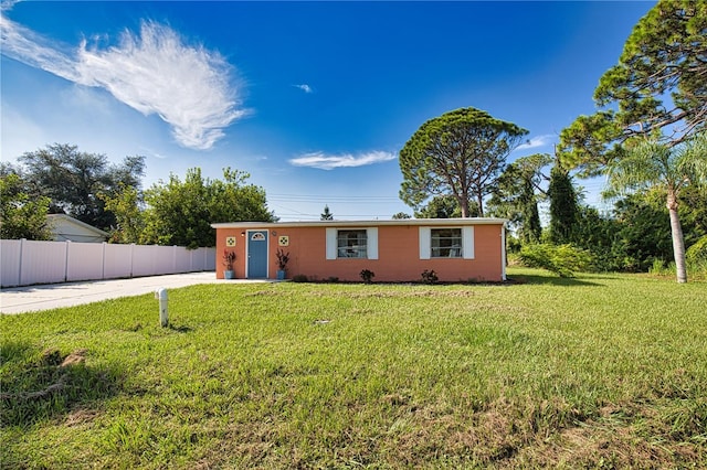 ranch-style house featuring a front lawn