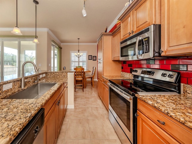 kitchen with sink, hanging light fixtures, an inviting chandelier, backsplash, and appliances with stainless steel finishes