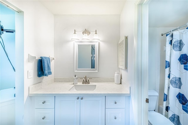 full bathroom featuring shower / tub combo with curtain, vanity, and toilet