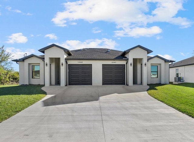 view of front facade featuring a garage and a front yard