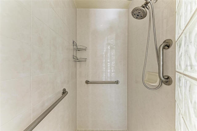 bathroom featuring tiled shower