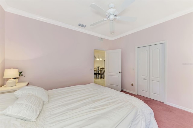 bedroom with ceiling fan, a closet, carpet floors, and ornamental molding