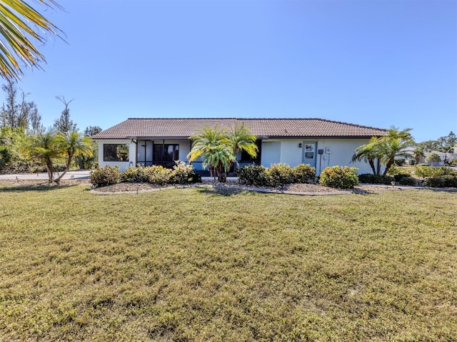 view of front of house featuring a front lawn