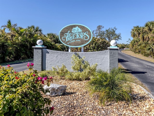 view of community / neighborhood sign