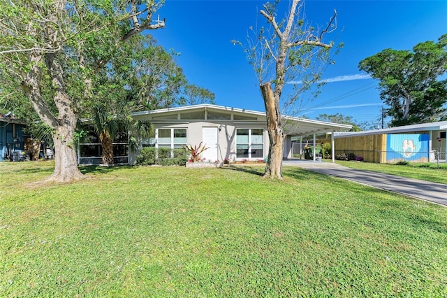 view of front of property featuring a front yard and a carport