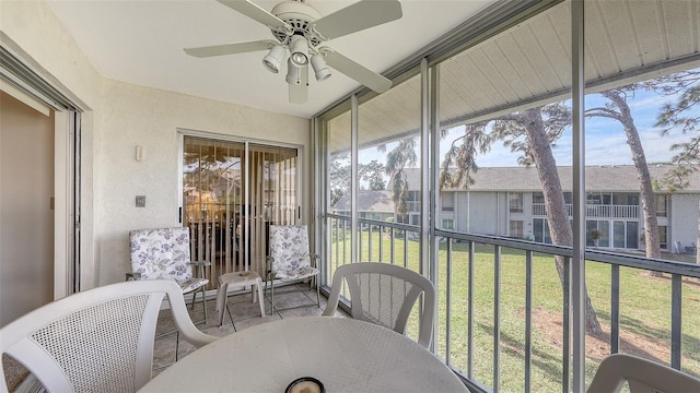 sunroom with ceiling fan