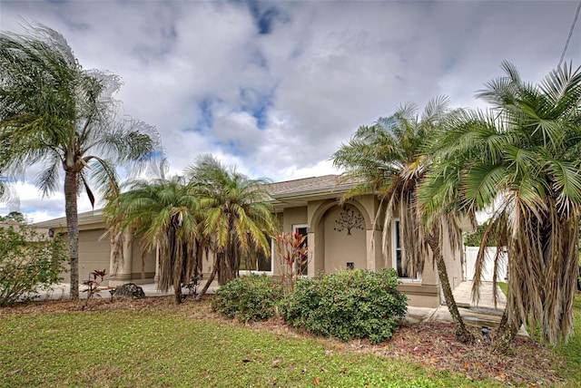 view of front facade featuring a garage and a front yard