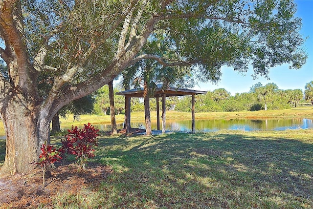 view of yard featuring a water view