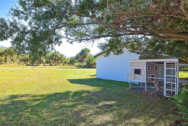 view of yard with an outbuilding