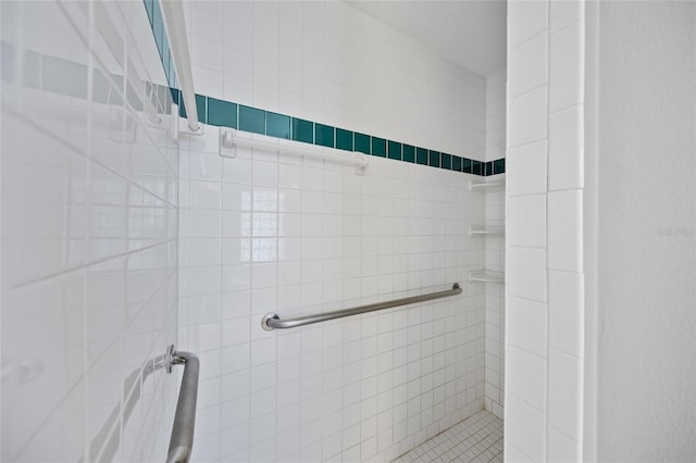 bathroom featuring tiled shower