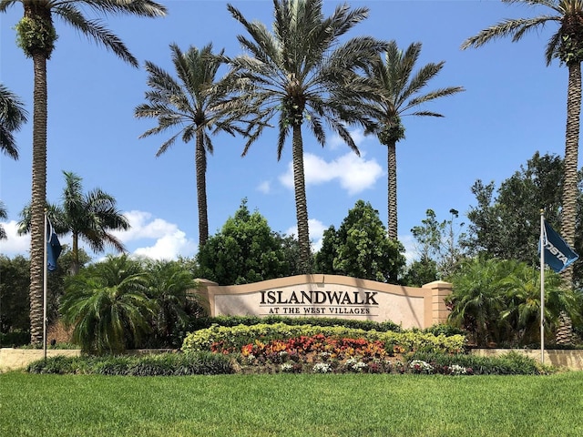 community sign with a lawn