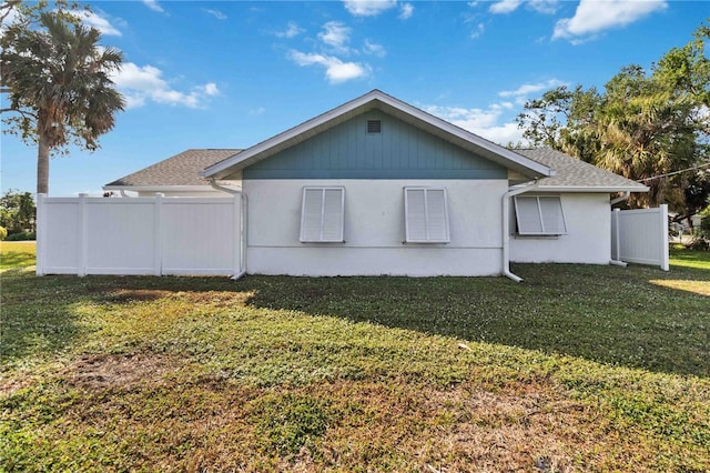 view of side of property featuring a yard