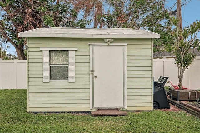 view of outdoor structure featuring a yard