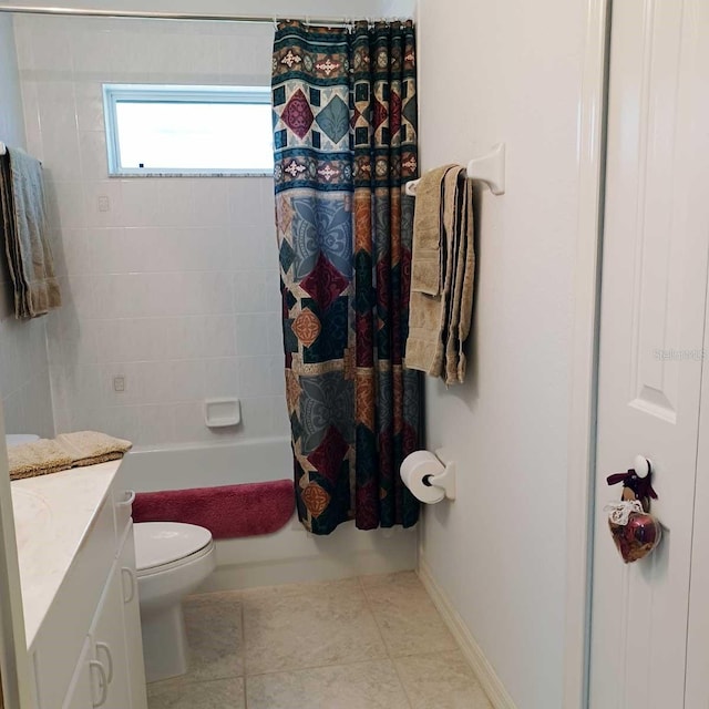 full bathroom featuring shower / bathtub combination with curtain, toilet, vanity, baseboards, and tile patterned floors