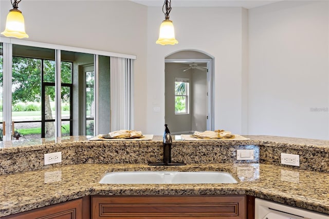 bathroom with plenty of natural light, ceiling fan, and sink