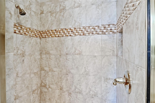 details featuring tiled shower