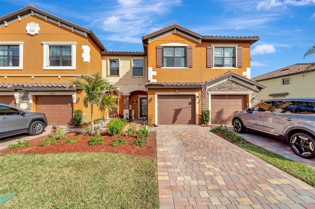 view of front of home featuring a front yard and a garage