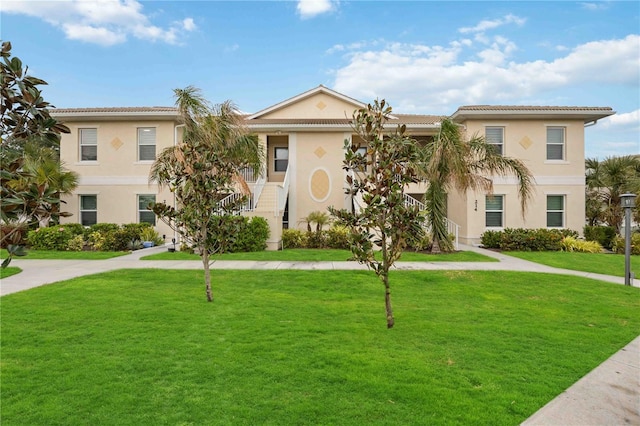 view of front of house featuring a front lawn