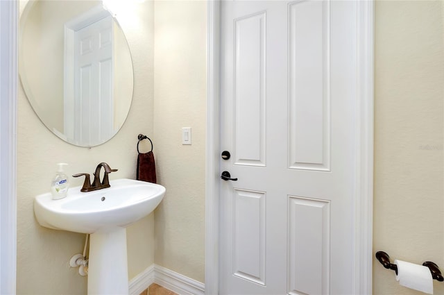 bathroom featuring sink