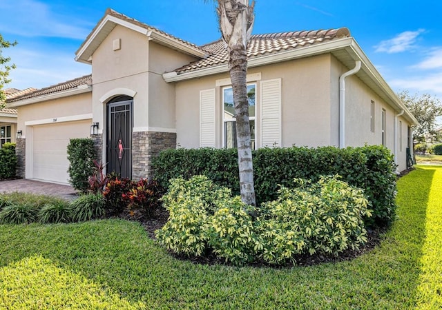 view of front of house with a front lawn and a garage