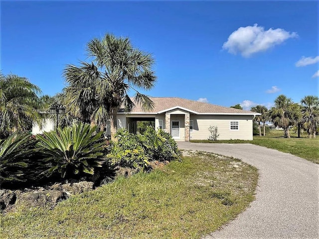 view of front of property with a front yard