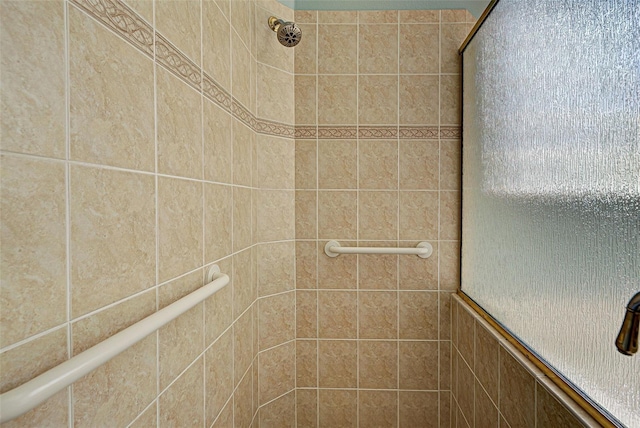 bathroom featuring a tile shower