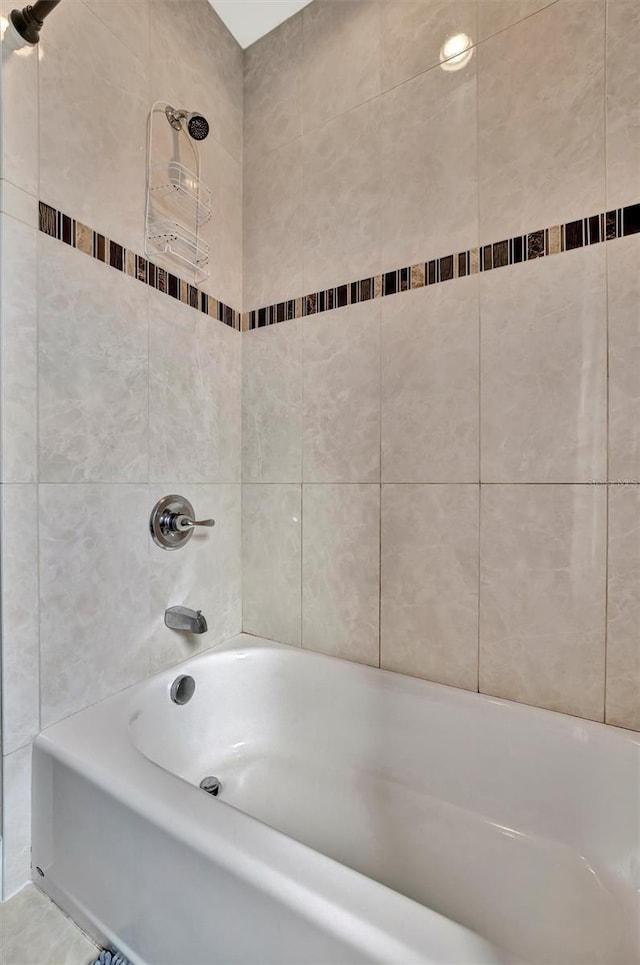 bathroom featuring tiled shower / bath combo