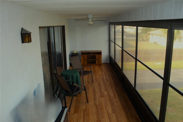 sunroom with ceiling fan