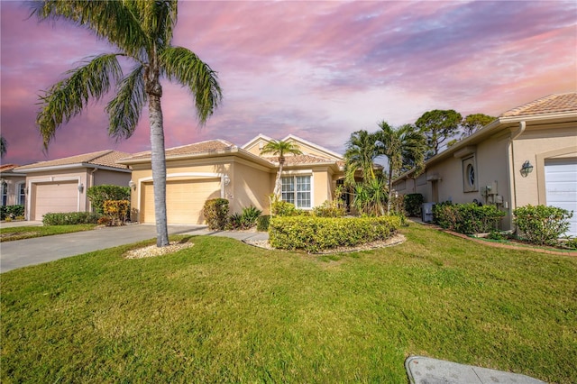 view of front of property featuring a lawn