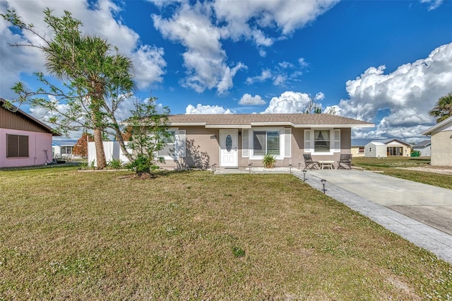 single story home featuring a front lawn