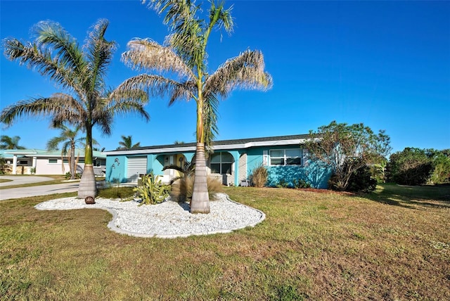 ranch-style home featuring a front lawn