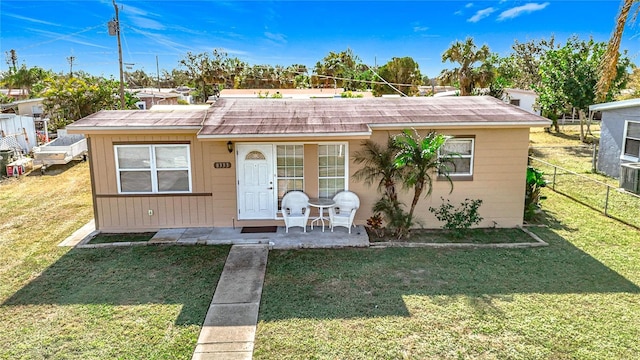 view of front of home featuring a front lawn