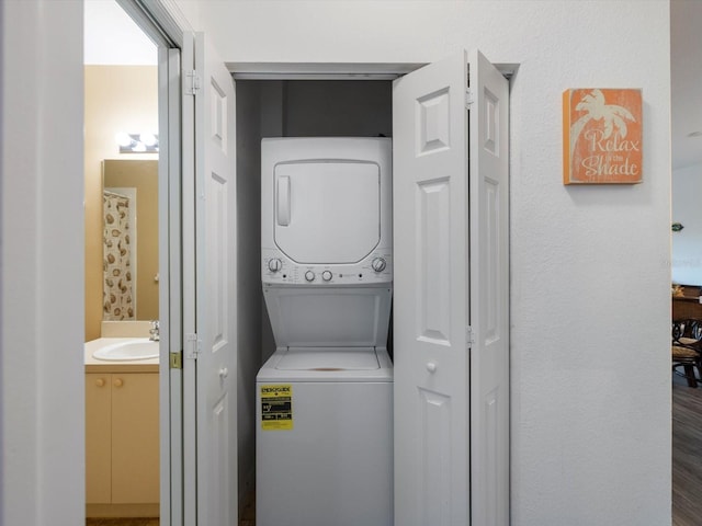 laundry room with sink and stacked washer / dryer