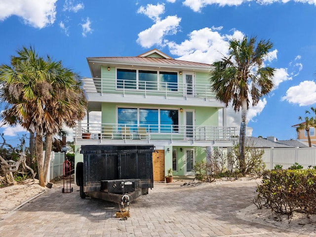 view of front of property featuring a balcony