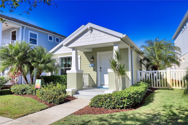 view of front of property featuring a front yard