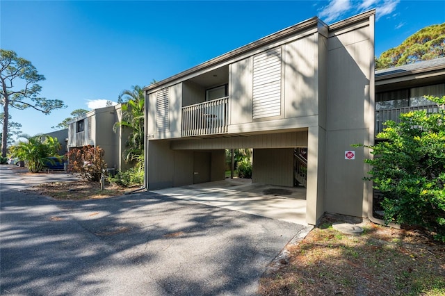 view of front of property featuring a balcony