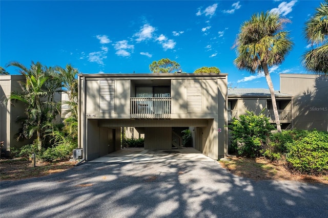 view of front of home featuring a balcony