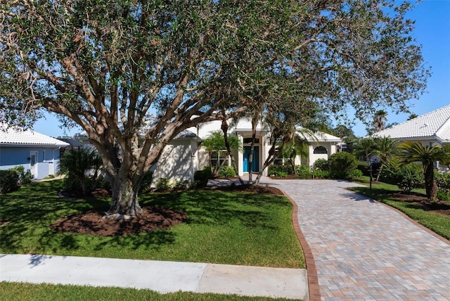 view of front of property with a front yard