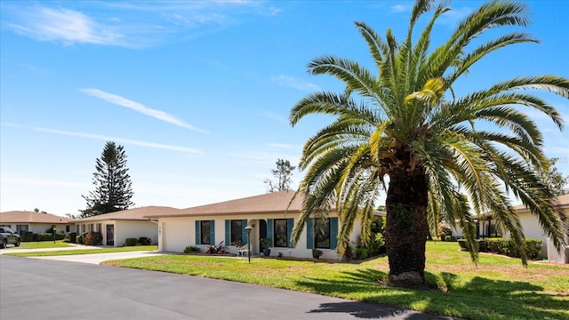 single story home with a front yard