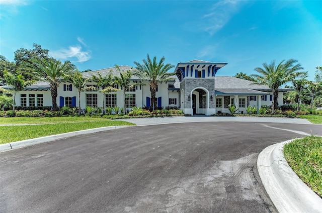 view of front of house featuring a front lawn