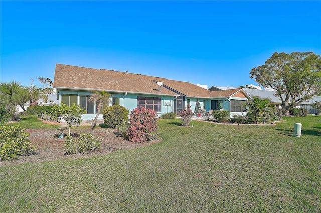 view of front facade featuring a front lawn