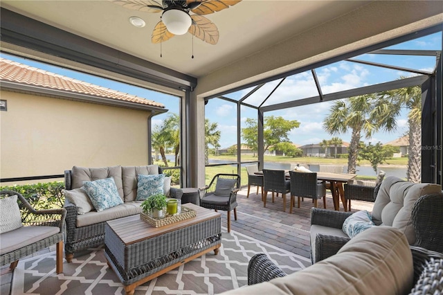 sunroom with ceiling fan