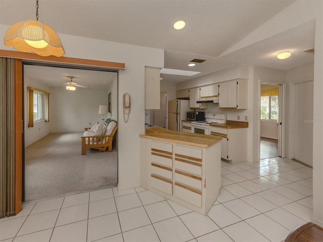 kitchen featuring ceiling fan, hanging light fixtures, kitchen peninsula, a textured ceiling, and white appliances