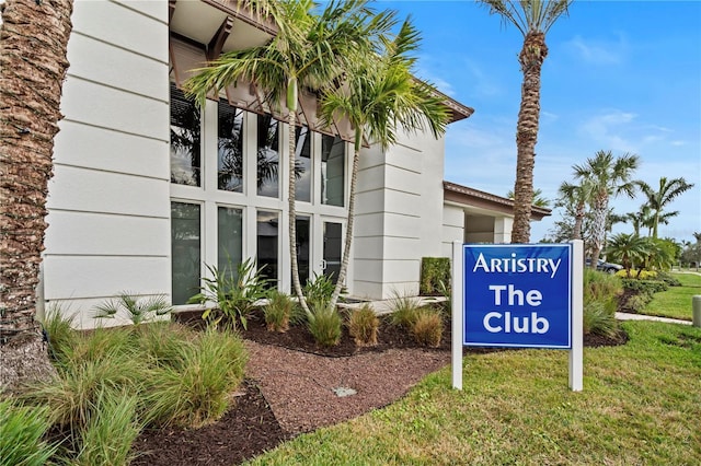 exterior space featuring a lawn