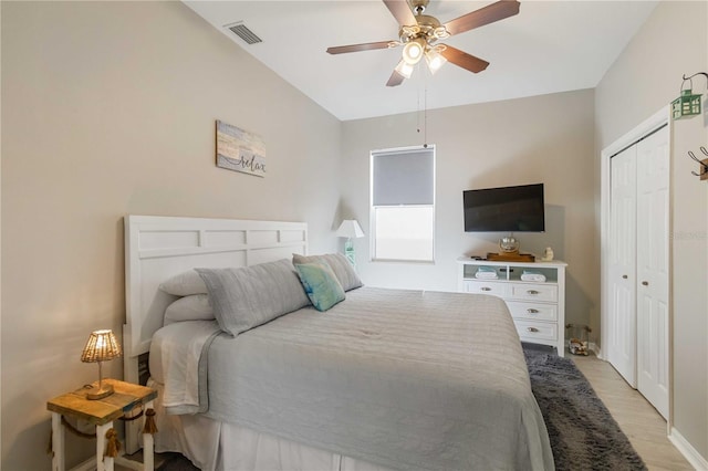 bedroom featuring a closet, light hardwood / wood-style flooring, and ceiling fan