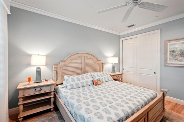 bedroom with a closet, dark hardwood / wood-style flooring, crown molding, and ceiling fan